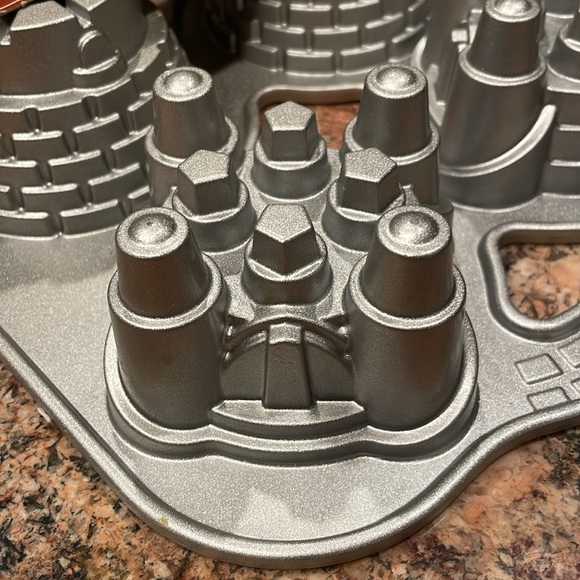 Cute Castle mini cake pan - Picture 2 of 2